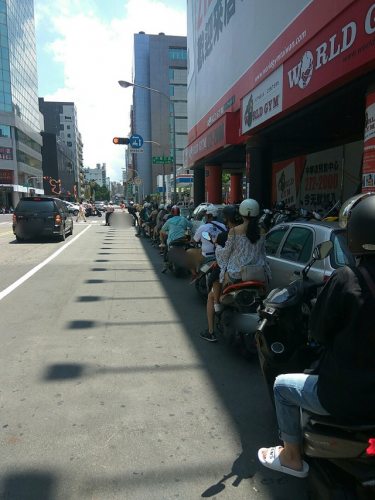 艷陽下高雄機車族現「奇景」 網笑翻:有導護老師?-高信高雄機車借款10分鐘撥款