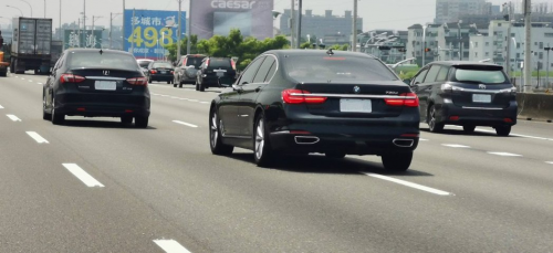 變換車道全程使用方向燈就對了!-高雄汽車借款大推高信合法當舖