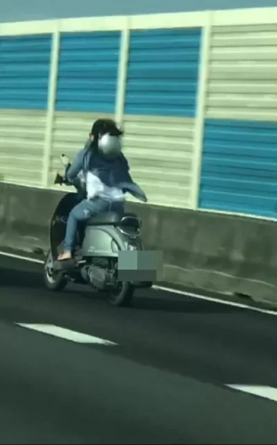 「小綿羊」上國道女騎士被捕 警移送偵辦至少罰款2萬9-高雄機車借款大推高信