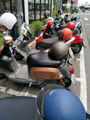 高雄人超霸氣!? 安全帽「這樣放」-高信當舖免留車機車借款原車可用喔