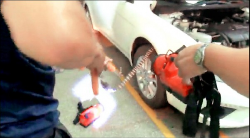 車頭竄出蛇頭！避震器拉出雨傘節-高雄汽車借款,高信當舖,高雄機車借款