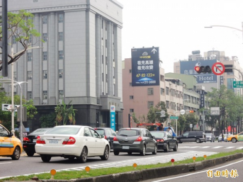 事故比率高得嚇人 高市中華四路禁快車道右轉-高雄汽車借款,高雄當舖,高信當舖