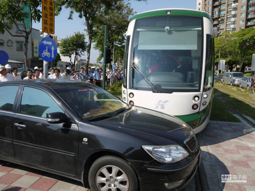 高雄汽車搶快撞輕軌 原是初勘模擬-高雄汽車借款,高信當舖,高雄合法當舖