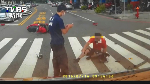 救護車閃避不及　撞飛硬闖重機車-高雄機車借款,高信當舖,高雄當舖