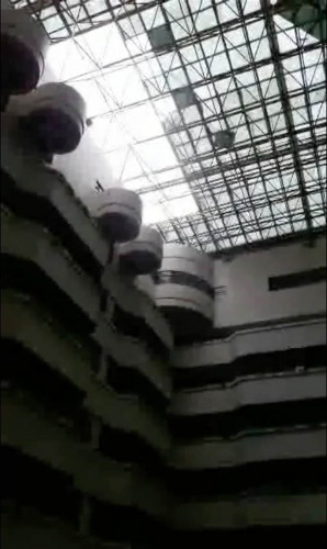 高雄災情好慘 強風吹掀市府採光罩、大樹壓車-高雄汽車借款,高雄當舖,高信當舖