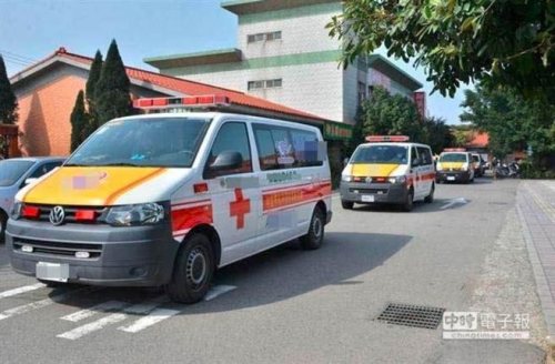 救護車停下來不是禮讓!天兵機車秒加速衝+點頭致謝-高雄汽車借款,高信當舖