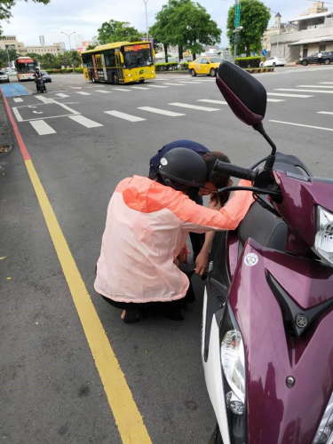 可怕!機車吃裙子 女騎士囧卡路中間-高信高雄機車借款快速撥款