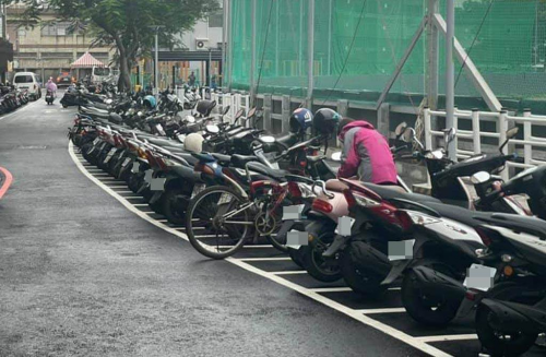 撞倒一排機車不想賠錢!男大生發文引眾怒-高信當舖高雄機車借款小額周轉