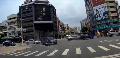高雄上半年側撞釀23死 直行機車狂撞右轉轎車-高雄機車借款就找高信合法當舖