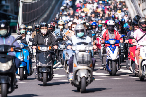 一票人都錯？車行老闆籲機車加油要92 騎士翻手冊看傻