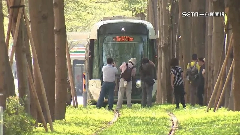 神似龍貓車站 高雄輕軌新路段將通車 民眾闖軌道搶拍