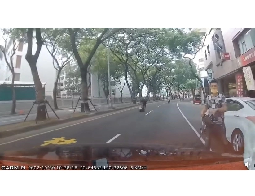 他遭2度攔車叫囂挑釁 「警笛秒響起」惡煞落荒而逃太療癒