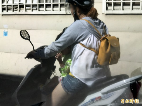 孩童站機車前踏板安全? 高市今年開百張罰單-高雄機車借款找高信合法當舖
