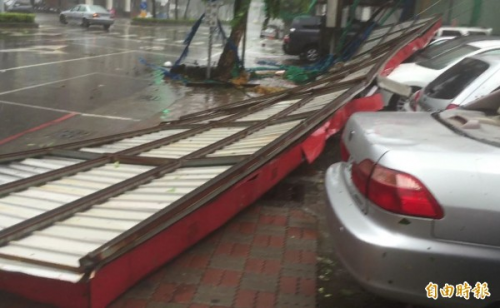強颱莫蘭蒂吹落鐵皮砸中車 屋主被告判賠逾34萬-高信高雄汽車借款不限品牌