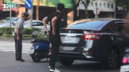 高雄行車糾紛…惡煞下車亮球棒 老翁嚇壞彎腰道歉-高雄汽車借款,高信免留車