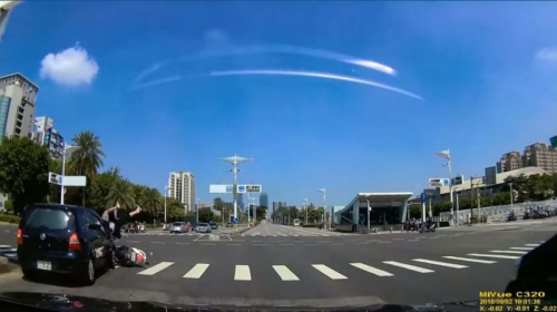 男女飛天落地!高雄「自殺左轉」影片被讚太療癒-高雄汽機車借款免留車,高雄合法當舖,高信當舖