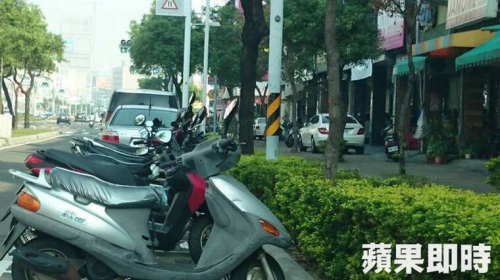 博愛路人行道違停 鄉民諷高雄日常不意外-高信當舖高雄汽車借款免留車