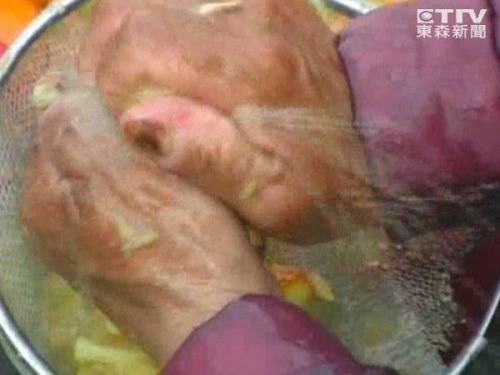 聞風喪膽鳳山水果妹 「手」工果汁!網驚:麥擱來啊-高雄當舖推薦高信分享文