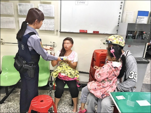 女警掏錢助看病 窮夫妻哭了-高雄機車借款,高信當舖,高雄當舖
