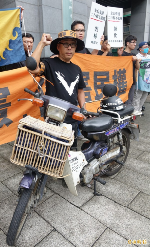 二行程車友環署前抗議 批政府「只拍蒼蠅、不打老虎」-高雄機車借款,高信當舖