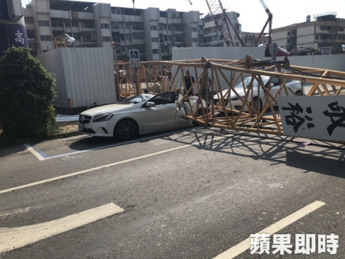 高雄工地吊車倒塌 百萬賓士A180 10秒成廢鐵-高雄汽車借款,高信當舖