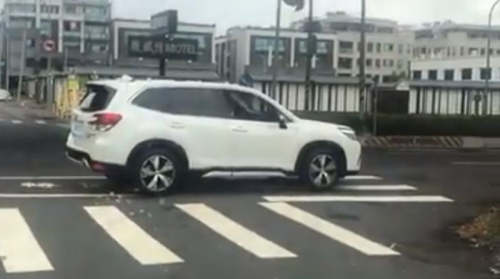 「是有多餓啦」駕駛停機車待轉區 竟只為吃便當...-高雄當舖推薦高信免留車汽車借款