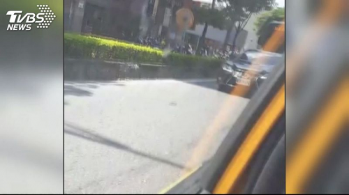 汽車也躲曬?紅燈前20米急煞 險釀追撞-高雄汽機車免留車借款,高雄合法當舖,高信當舖