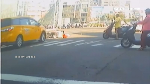 機車騎斑馬線遭撞 老伯當場噴飛倒地-高雄機車借款,高信當舖,高雄免留車
