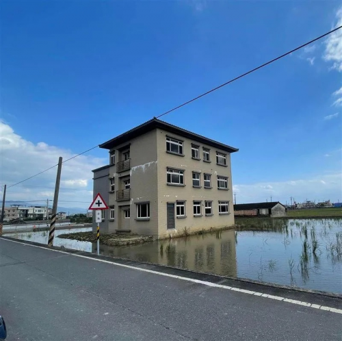 宜蘭透天厝插在田中?網驚:長白毛了-高雄農地借款就找高信當舖