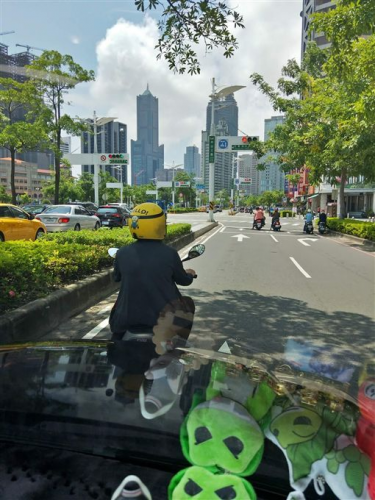 前方機車緊急煞車 原因曝光網友罵翻-高雄汽機車免留車借款,高雄合法當舖,高信當舖