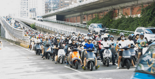 高雄也有「無聲機車瀑布」!200台Gogoro快閃民族陸橋-高信機車借款不限車齡