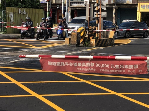 機車平交道迴轉被檢舉 騎士驚吃罰單1萬5000吊照1年-高雄機車借款,高信當舖