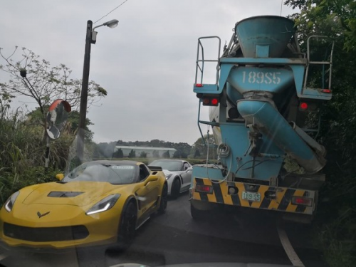 挫咧等!過彎連遇3超跑 就連水泥車也發抖怕撞到-高雄免留車汽車借款,高信當舖