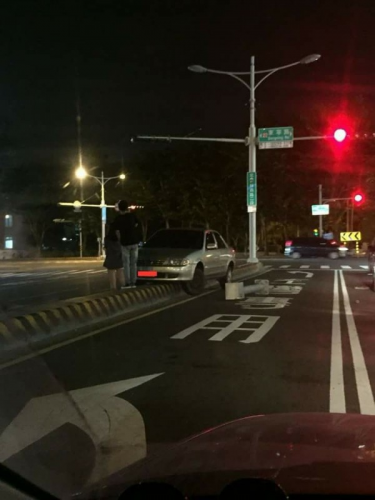 汽車「神乎其技」卡分隔島上 網友驚：飛上去的嗎？-高雄汽車借款,高信當舖