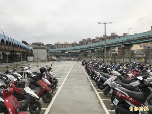 停機車不立「中柱」就是自私？ 網友意外吵翻天...-高雄機車借款,高雄當舖